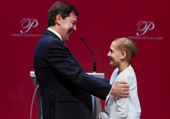 Mañueco junto a María Caamaño tras entregarle el premio.