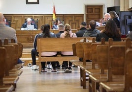 Los seis miembros de la trama condenados ante el tribunal.