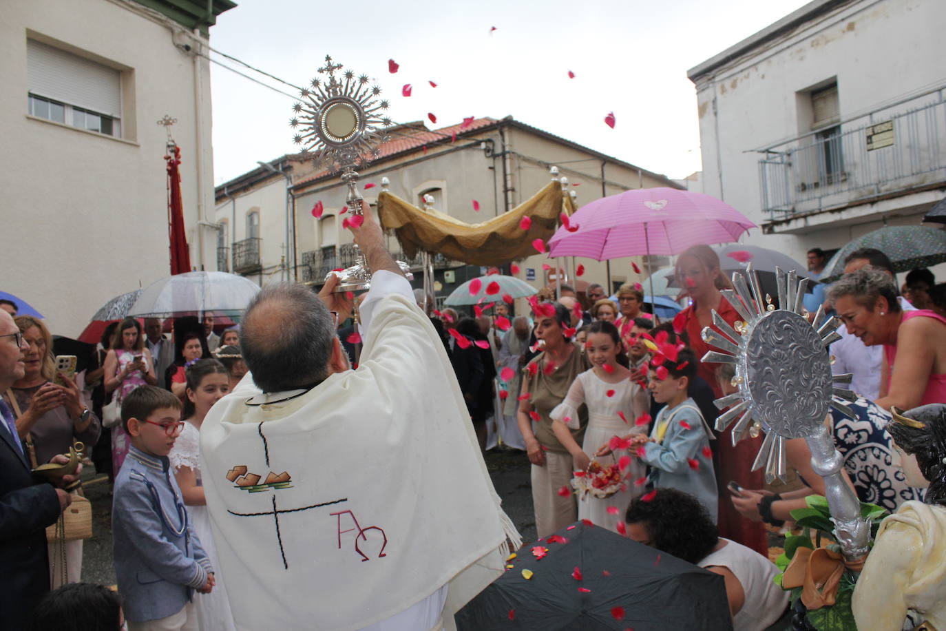 Procesión de paraguas en el intrépido Corpus de Vitigudino