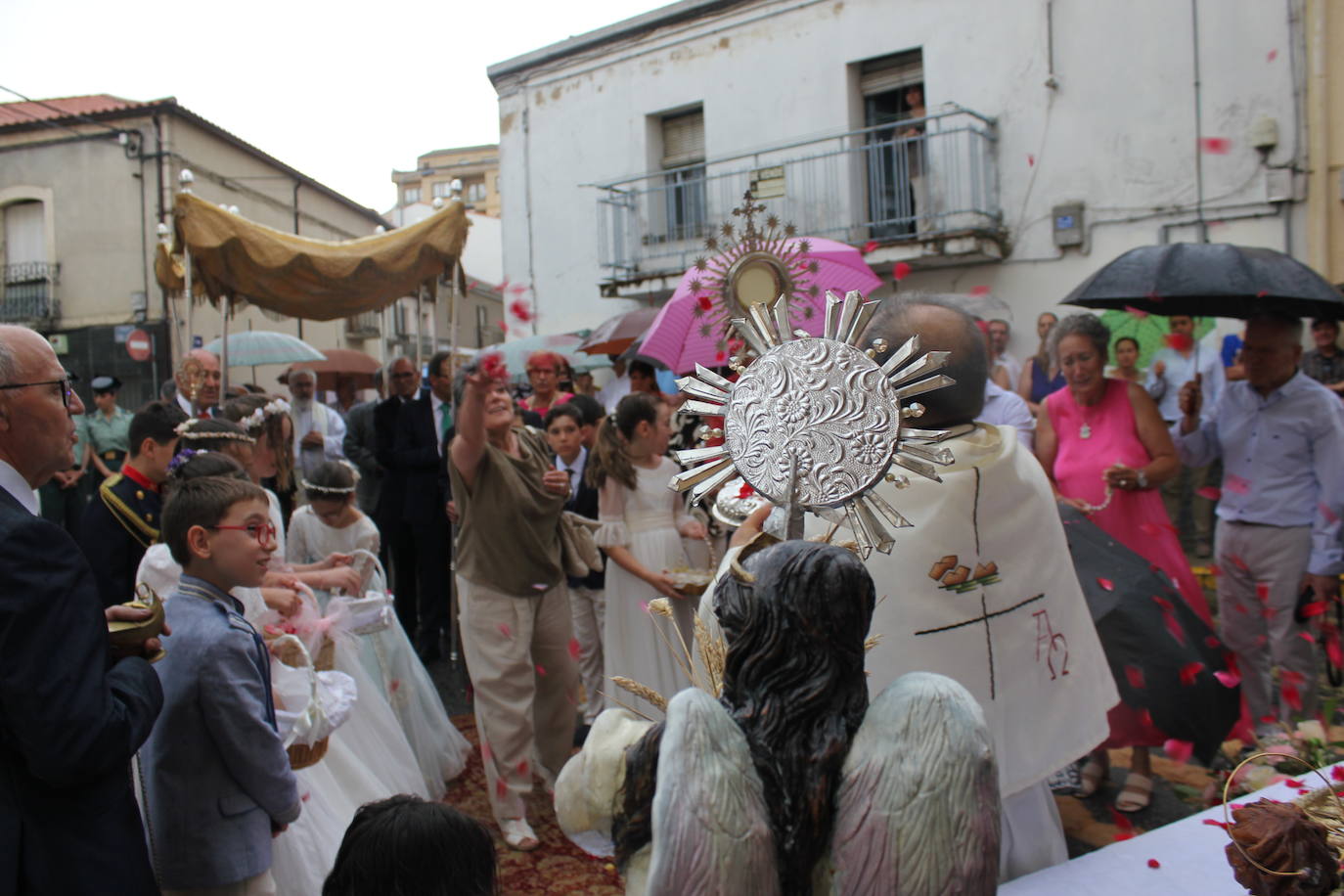 Procesión de paraguas en el intrépido Corpus de Vitigudino