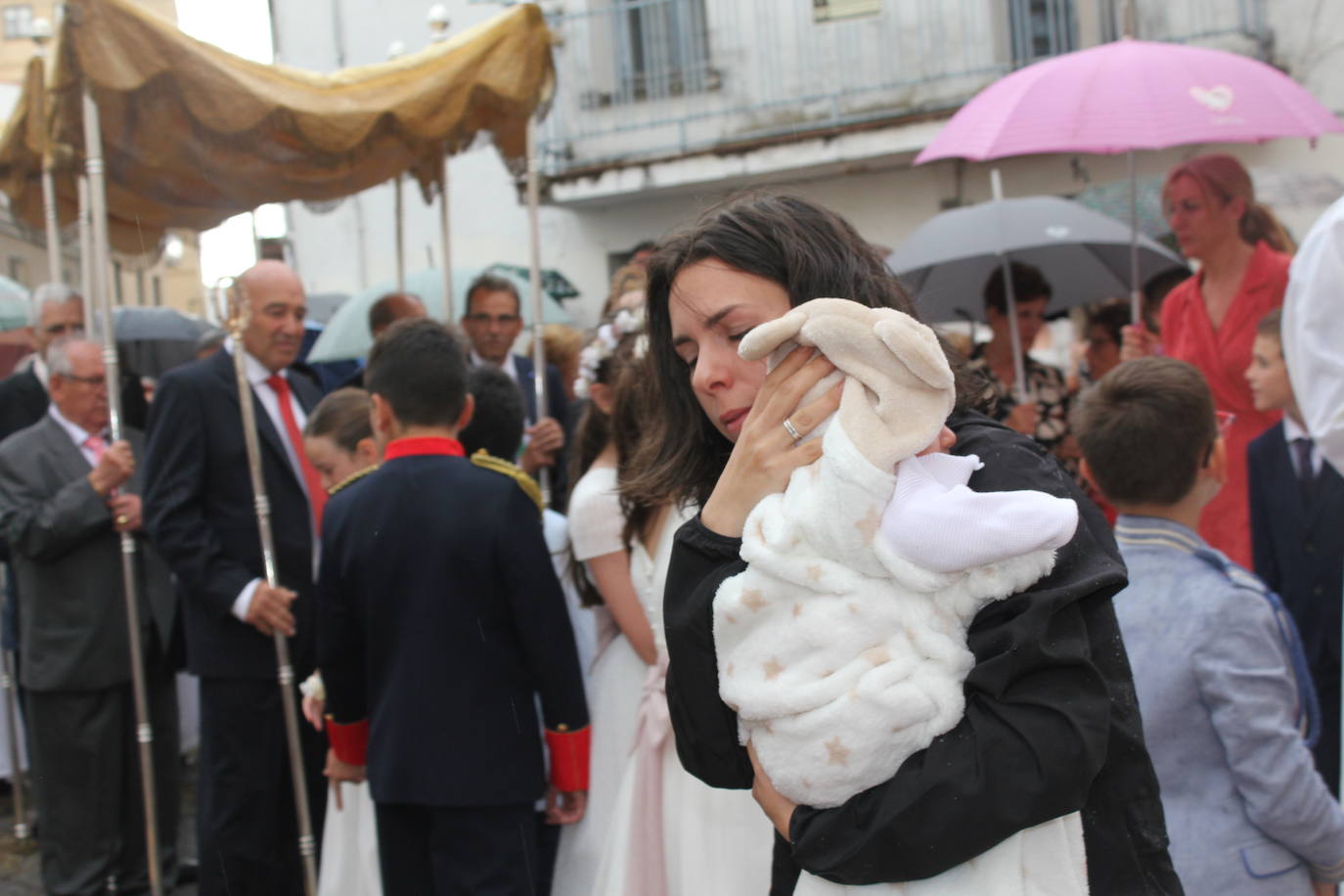 Procesión de paraguas en el intrépido Corpus de Vitigudino