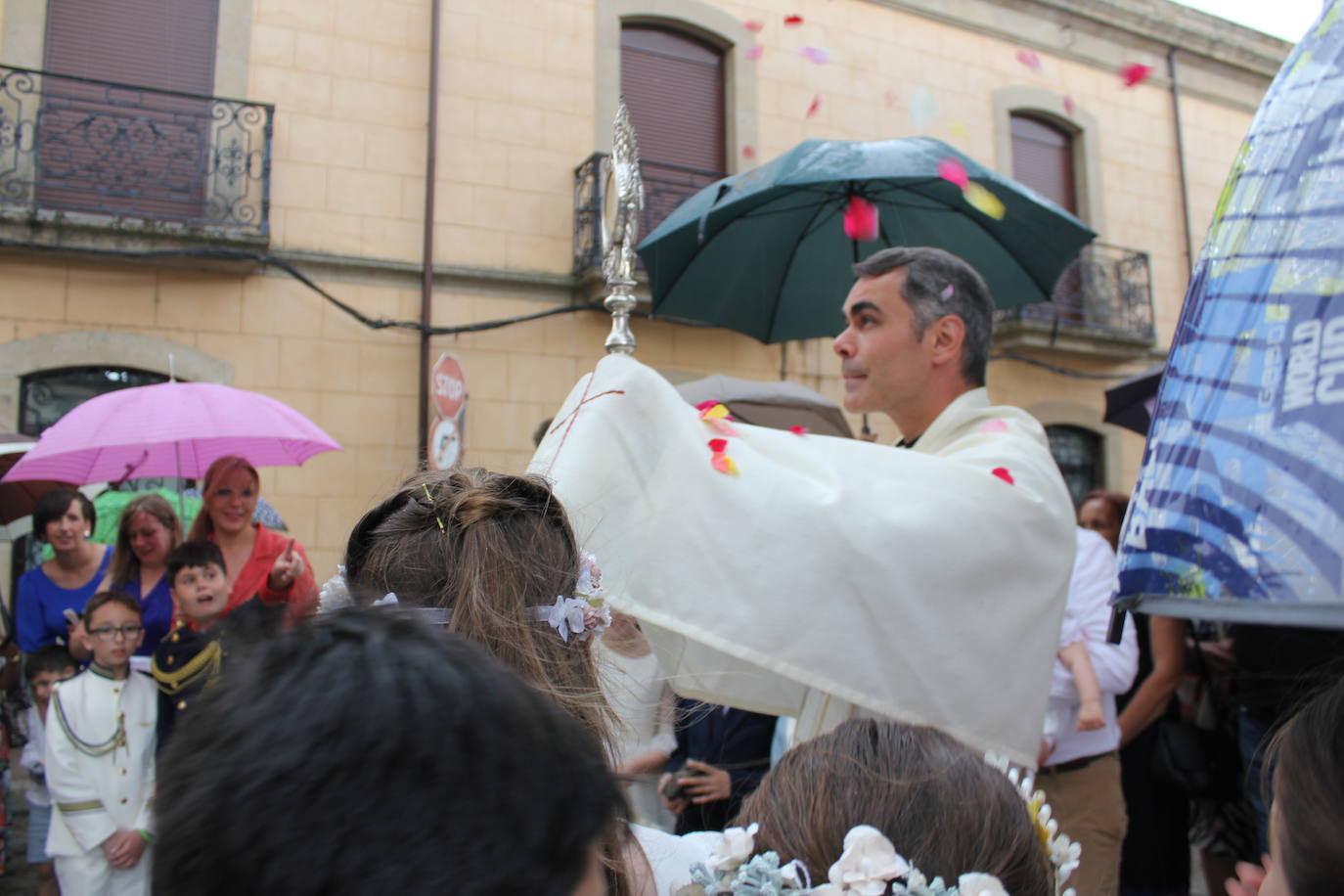 Procesión de paraguas en el intrépido Corpus de Vitigudino