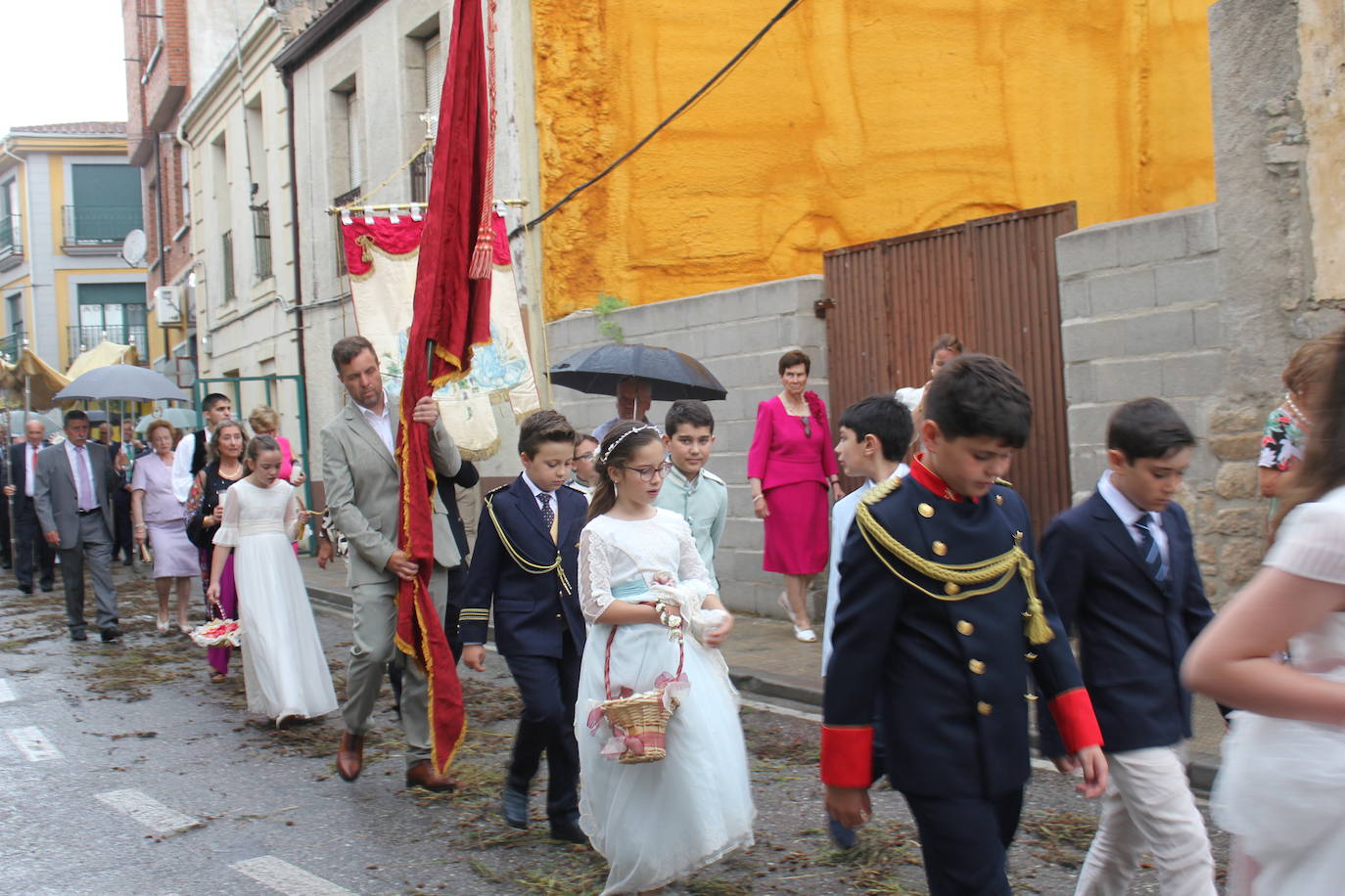 Procesión de paraguas en el intrépido Corpus de Vitigudino
