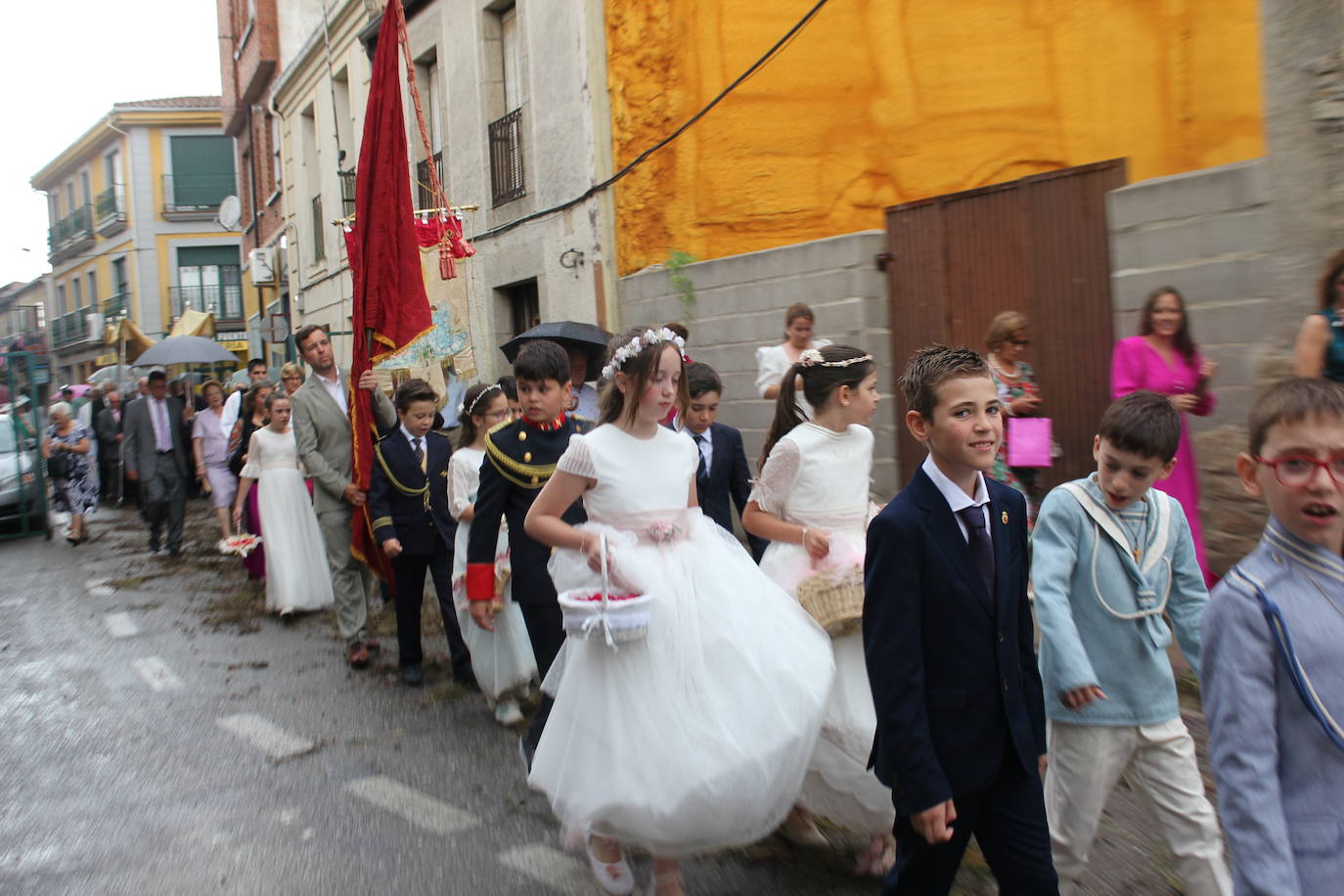 Procesión de paraguas en el intrépido Corpus de Vitigudino