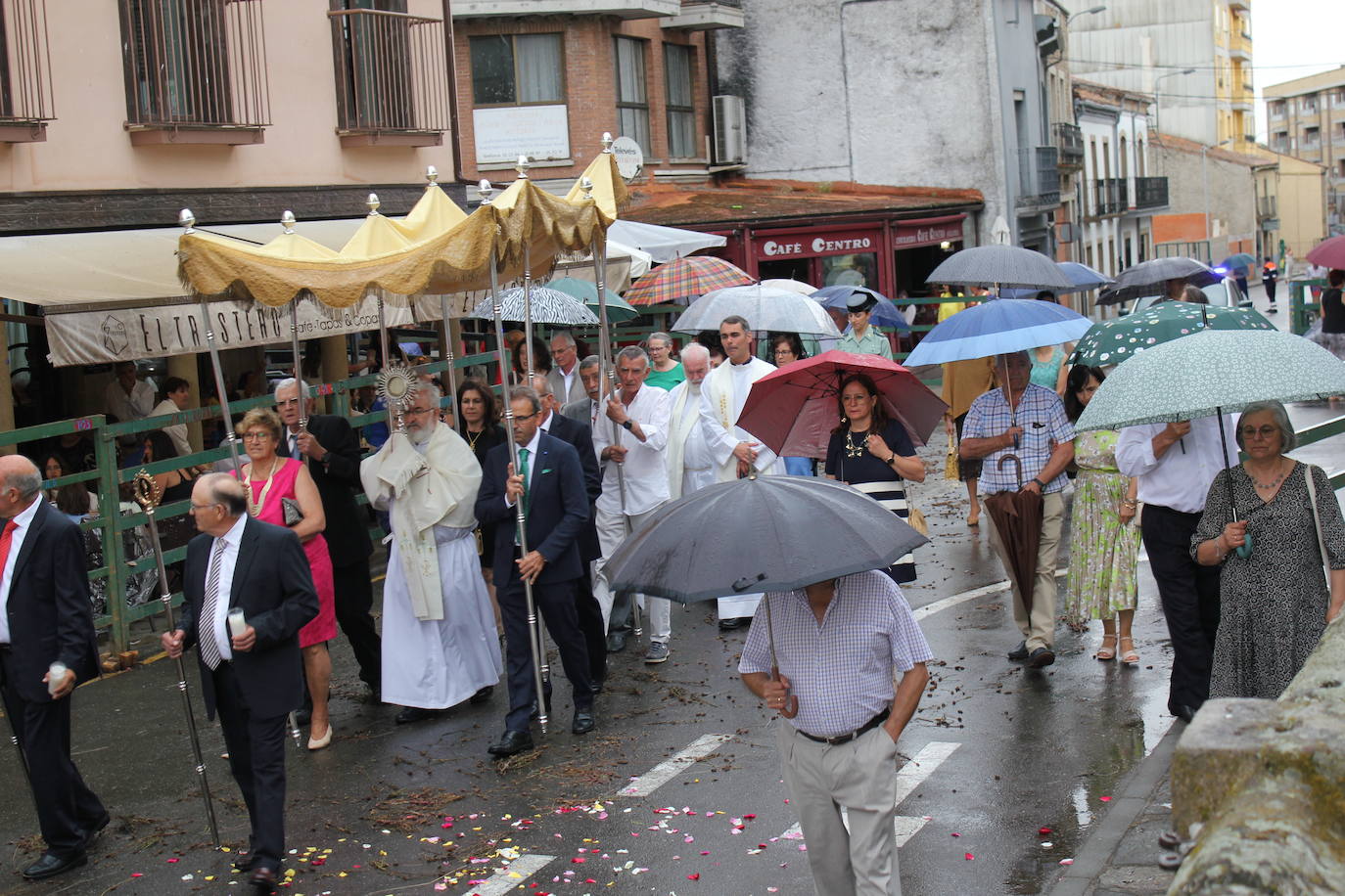 Procesión de paraguas en el intrépido Corpus de Vitigudino