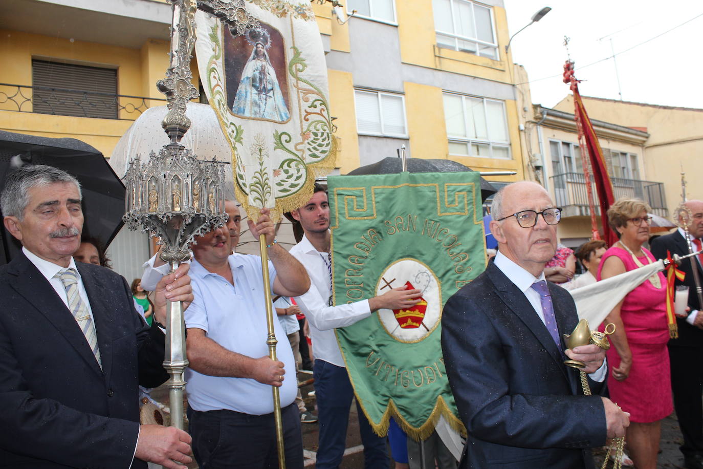 Procesión de paraguas en el intrépido Corpus de Vitigudino