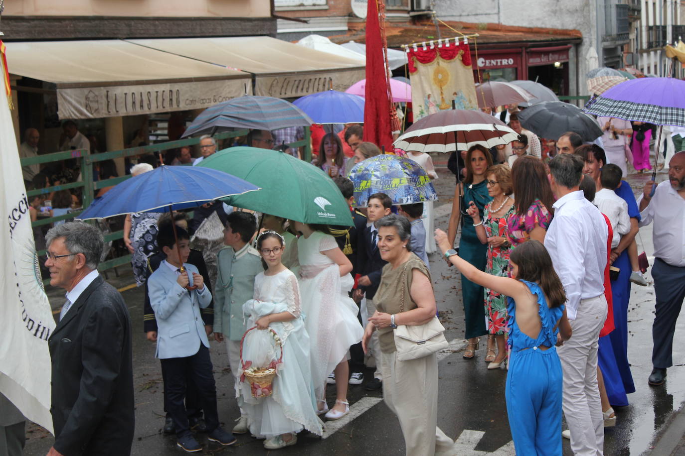 Procesión de paraguas en el intrépido Corpus de Vitigudino