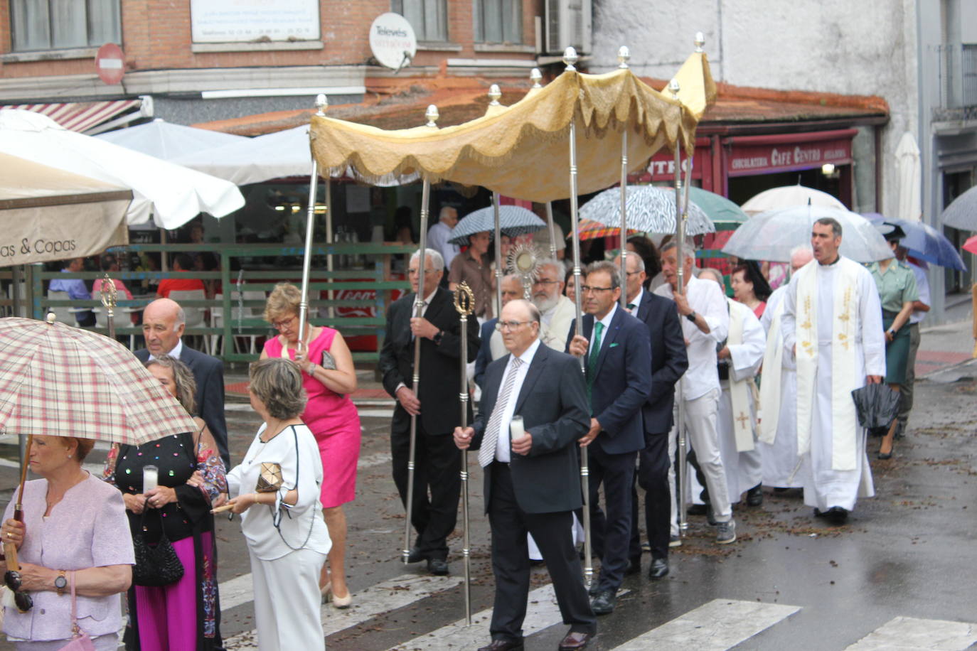 Procesión de paraguas en el intrépido Corpus de Vitigudino