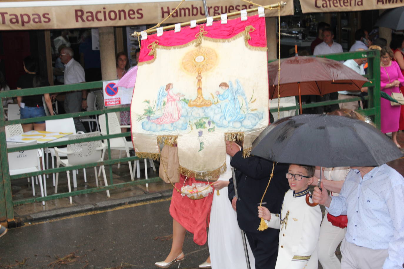 Procesión de paraguas en el intrépido Corpus de Vitigudino