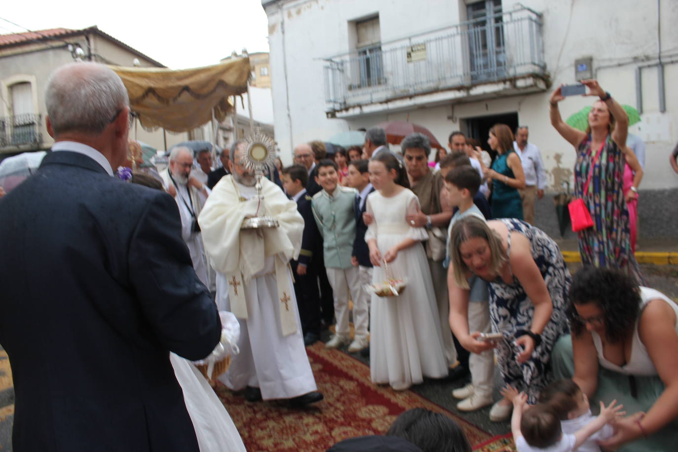 Procesión de paraguas en el intrépido Corpus de Vitigudino