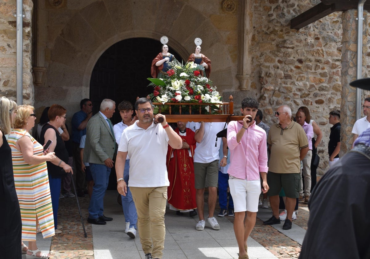 Sieteiglesias de Tormes rememora su historia con el reparto de 40 kilos de cerezas