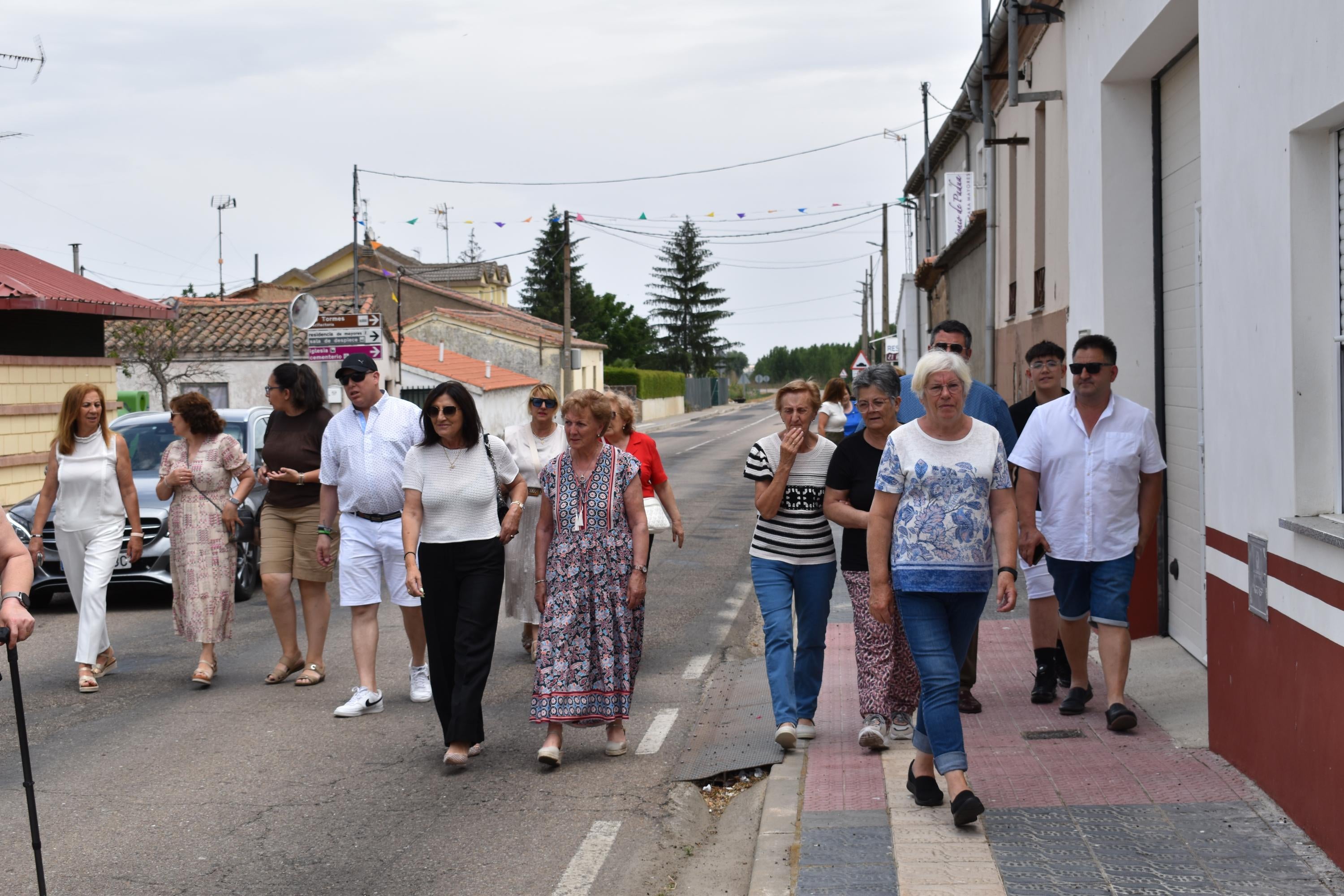 Sieteiglesias de Tormes rememora su historia con el reparto de 40 kilos de cerezas
