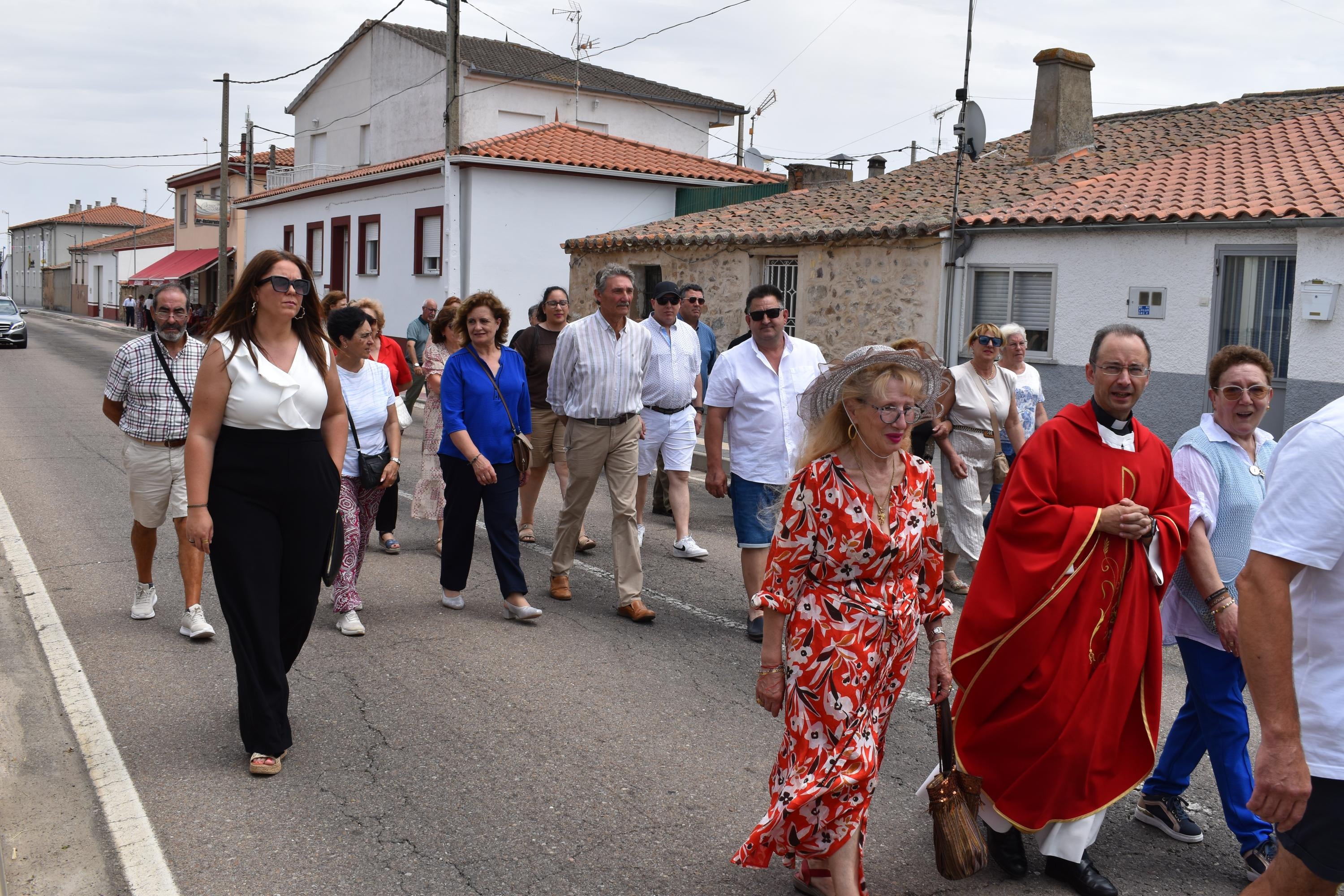 Sieteiglesias de Tormes rememora su historia con el reparto de 40 kilos de cerezas