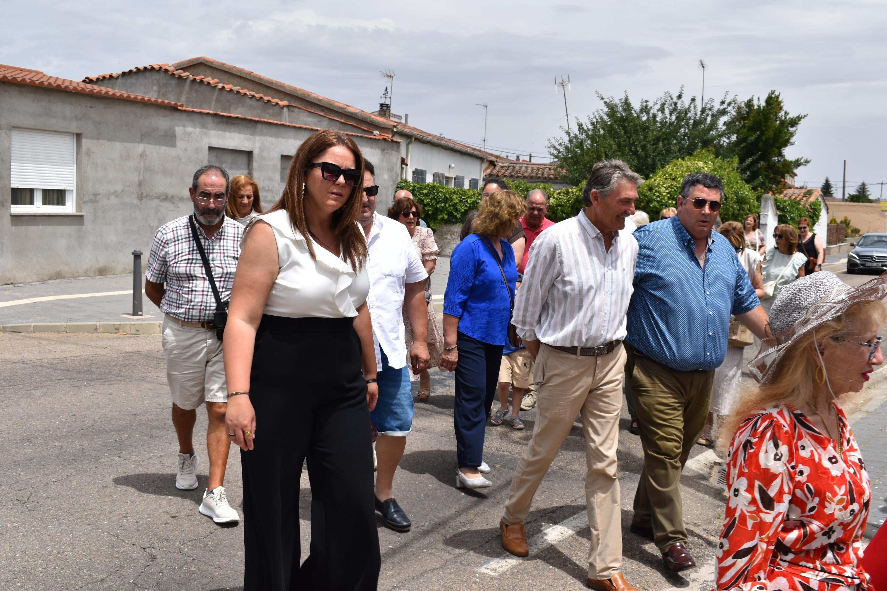 Sieteiglesias de Tormes rememora su historia con el reparto de 40 kilos de cerezas