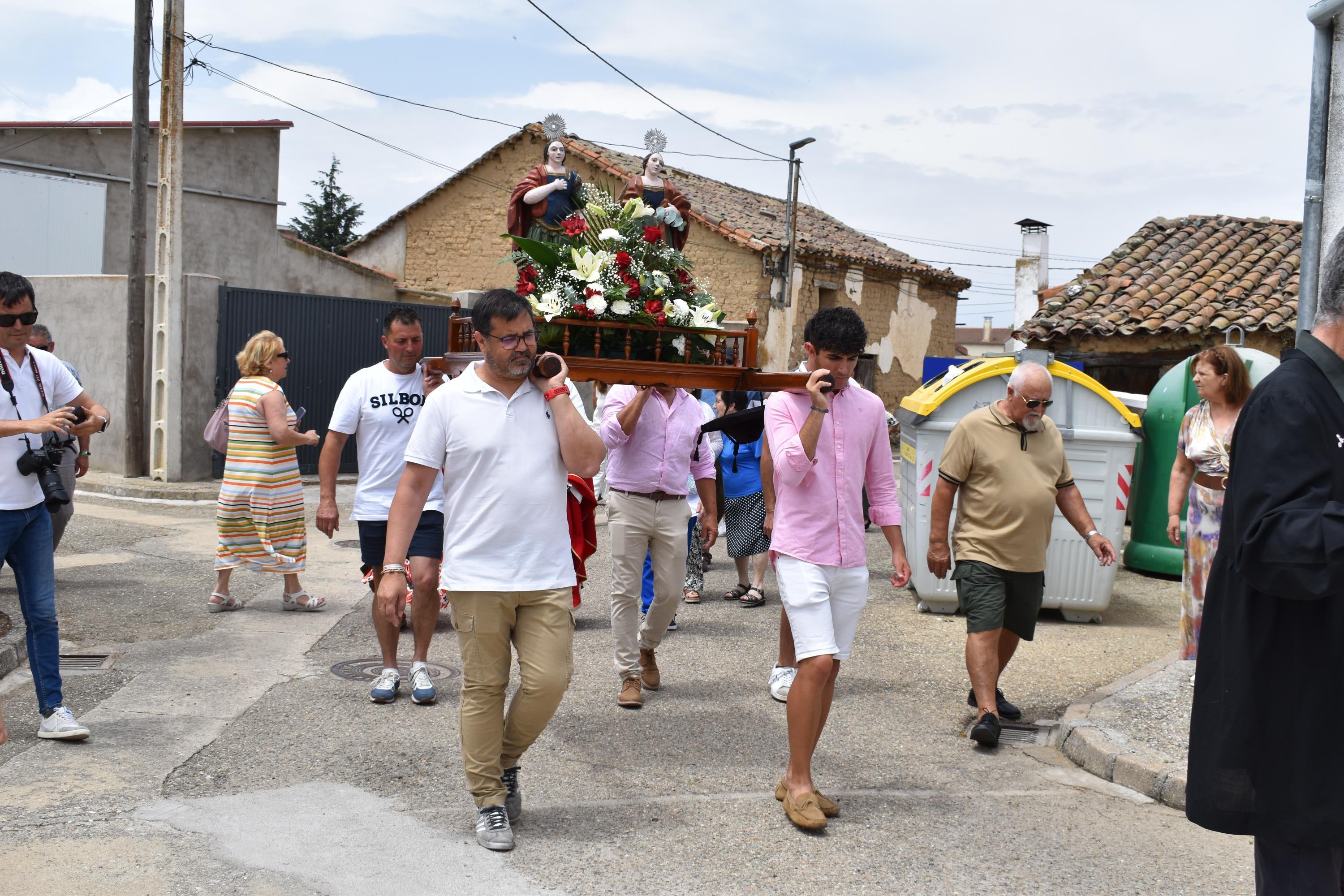 Sieteiglesias de Tormes rememora su historia con el reparto de 40 kilos de cerezas