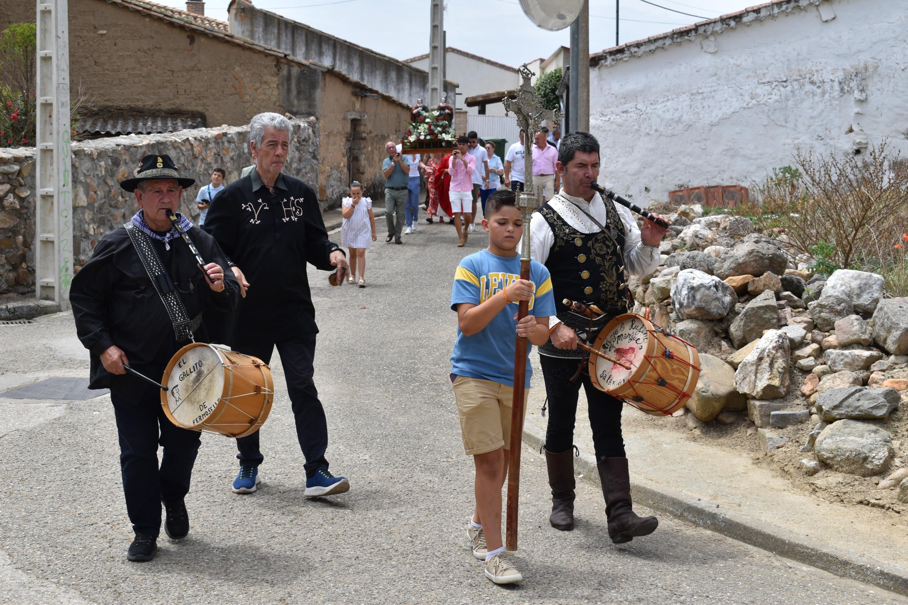 Sieteiglesias de Tormes rememora su historia con el reparto de 40 kilos de cerezas