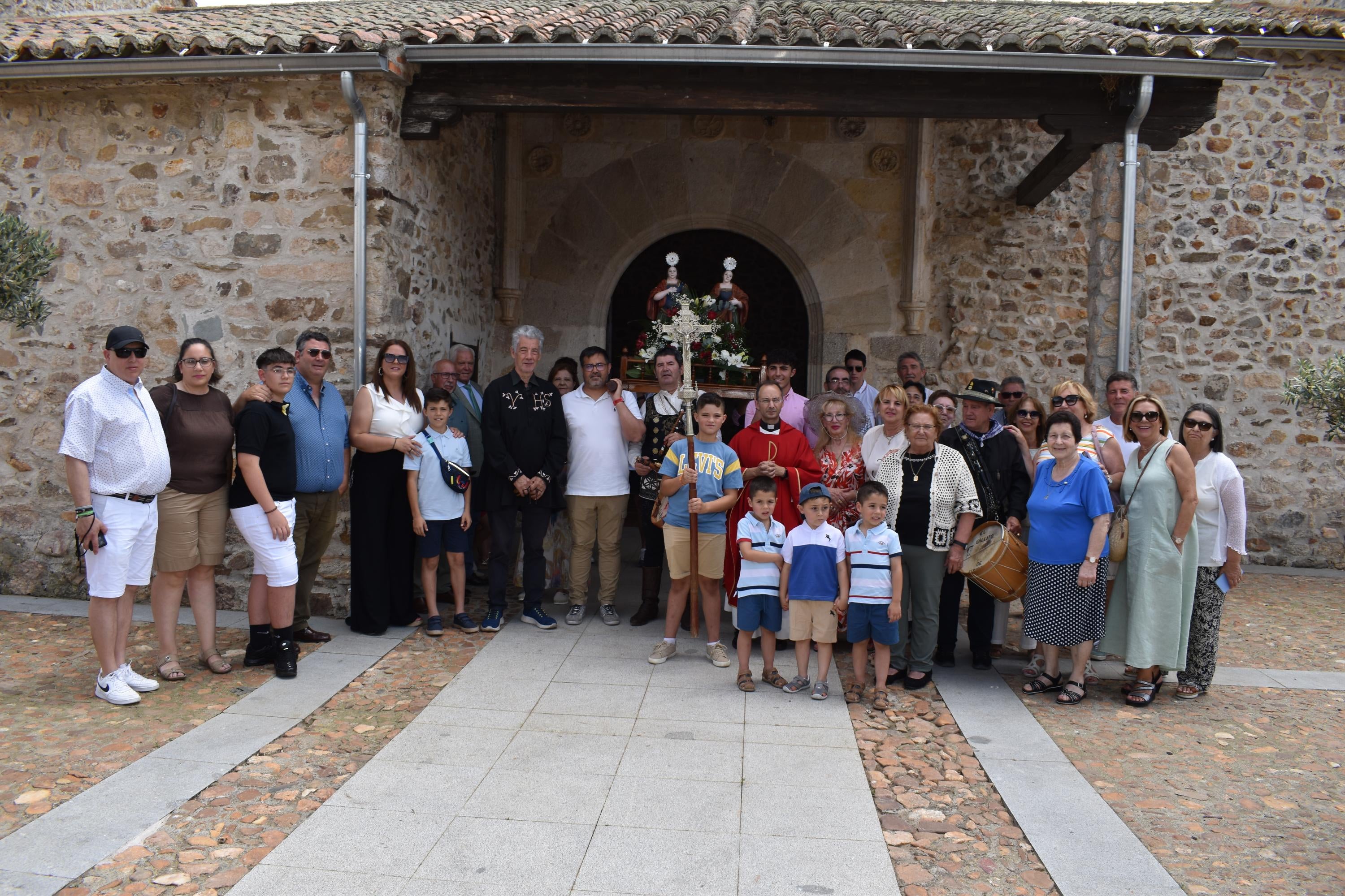 Sieteiglesias de Tormes rememora su historia con el reparto de 40 kilos de cerezas