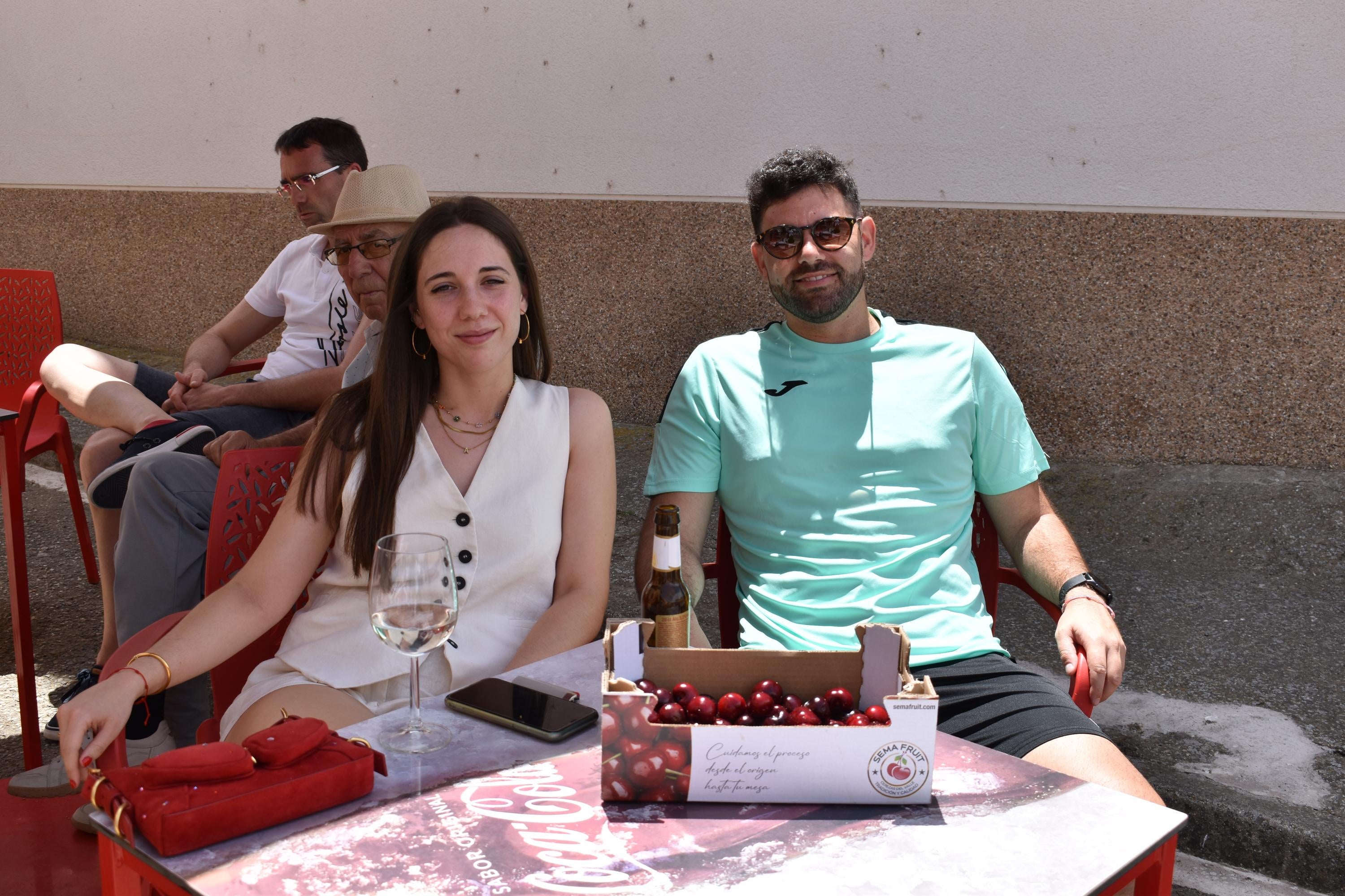 Sieteiglesias de Tormes rememora su historia con el reparto de 40 kilos de cerezas