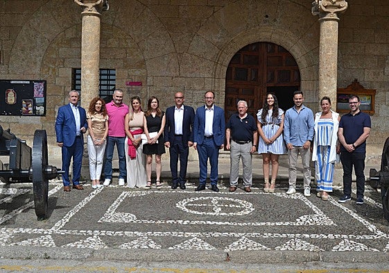El alcalde y los concejales del equipo de Gobierno en la puerta de la Casa Consistorial