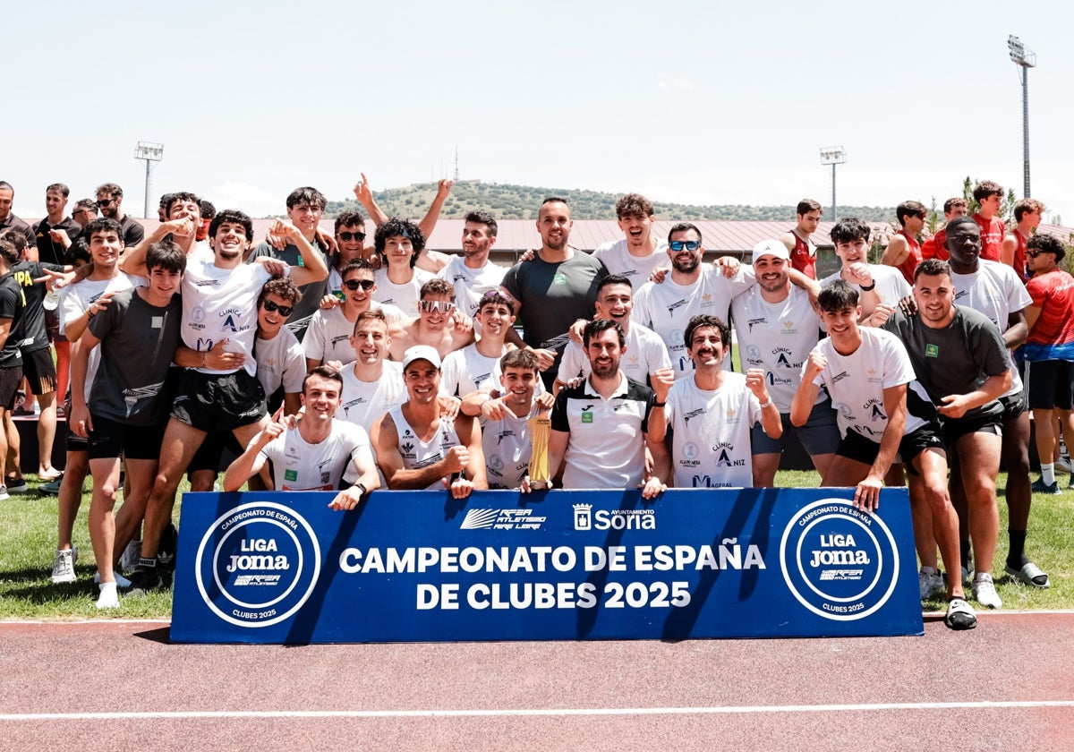 Víctor Mateos celebra junto a los atletas el ascenso a División de Honor en Soria.