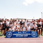 Víctor Mateos celebra junto a los atletas el ascenso a División de Honor en Soria.