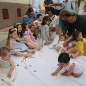 Los niños más pequeños de la localidad, en la presentación ante el Santísimo.