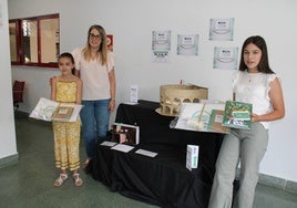 Las ganadoras del concurso junto a la concejala de Medio Ambiente y sus trabajos.