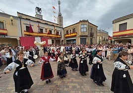 El grupo de baile en la parada final de la procesión en la Plaza Mayor