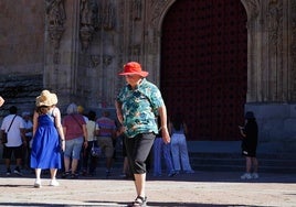 Una persona se protege del calor en Salamanca.