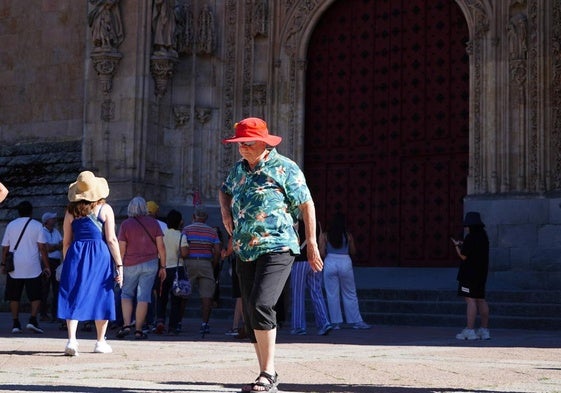 Una persona se protege del calor en Salamanca.