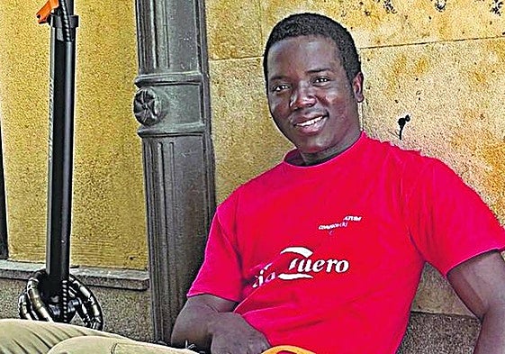 Moisés Maramón se refugia en un soportal de la Plaza del Corrillo.