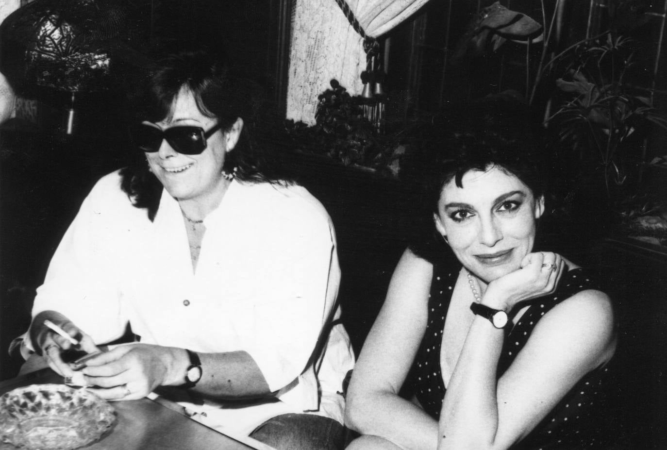 El 6 de octubre de 1989 la actriz Lola Cardona junto a Charo López, presentan la obra de teatro «Hay que deshacer la casa», de Sebastián Junyent que posteriormente fue llevada al cine por el director salmantino José Luis García Sánchez. La obra se representó en el Teatro Liceo, «el teatro que está enfrente del colegio de las Jesuitinas, donde me eduqué».