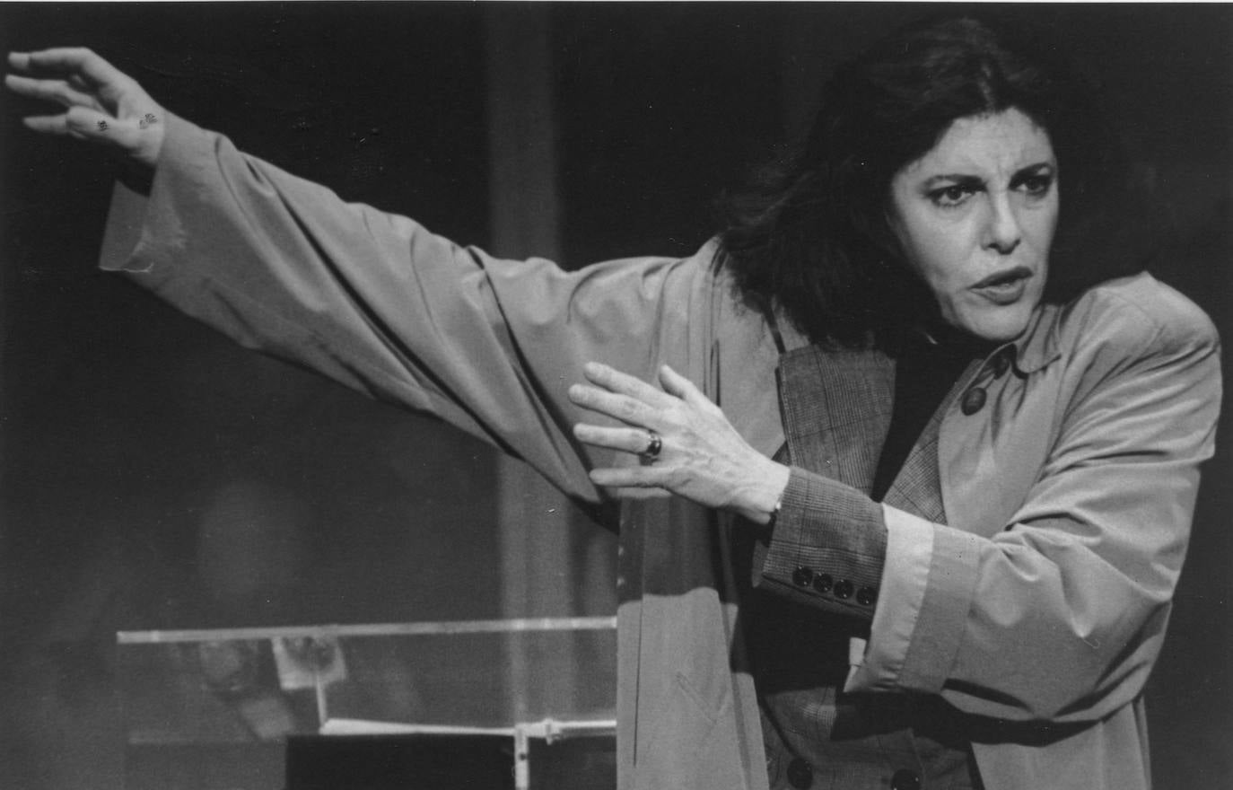 En octubre de 1996 durante la representación de «Tengamos el sexo en paz» en el Teatro Juan del Enzina. Este monólogo ha sido interpretado por Charo López en Salamanca en varias ocasiones y durante distintos años. Ha sido una de las obras más queridas por la actriz y con un enorme éxito, con un recorrido de más de una docena de años.