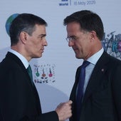 El presidente del Gobierno, Pedro Sánchez, conversa con el secretario general de la OTAN, Mark Rutte.