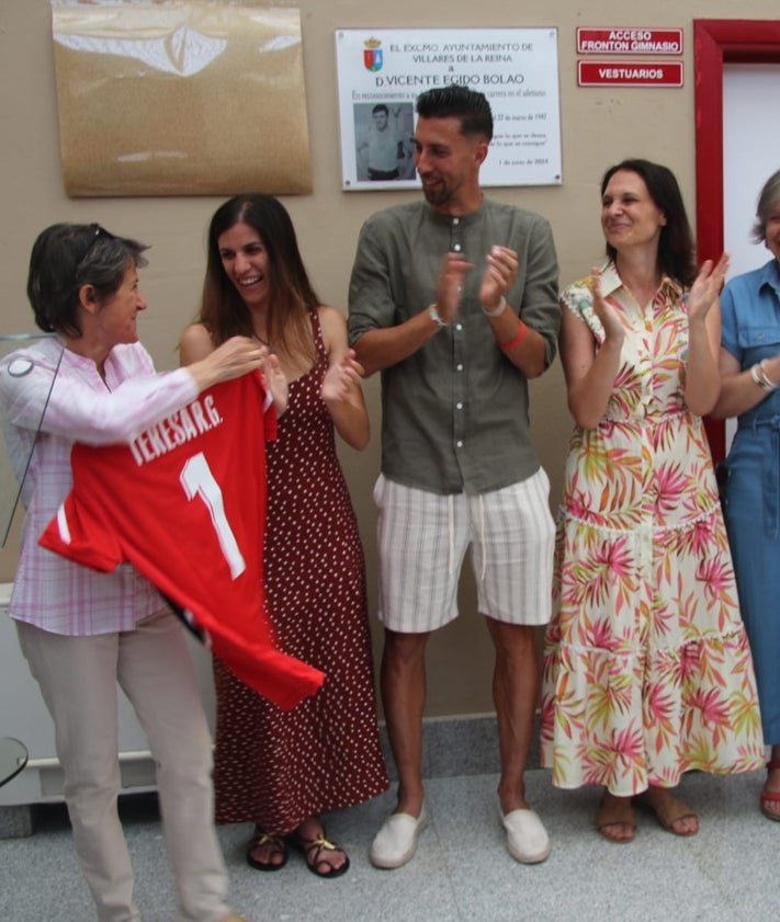 Imagen secundaria 2 - Villares homenajea a su olímpica Teresa Recio