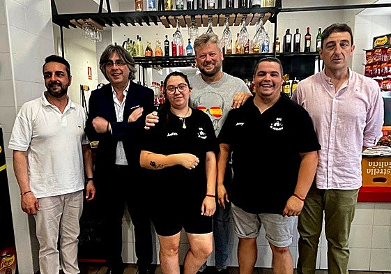 Imagen de integrantes del equipo de Gobierno con los dos responsables del bar del centro de ocio.