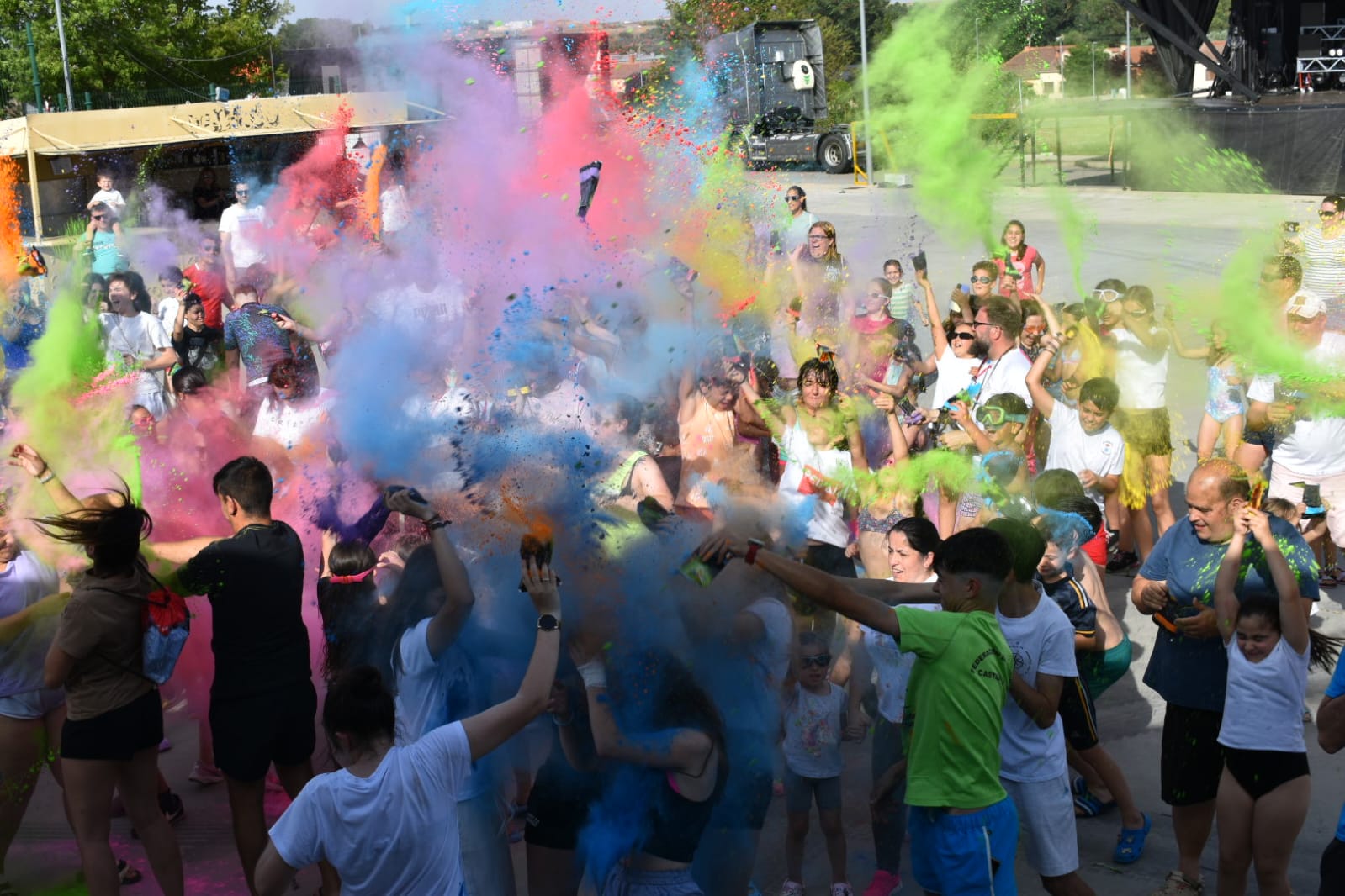 Explosión de color en el inicio del Corpus de Aldeatejada