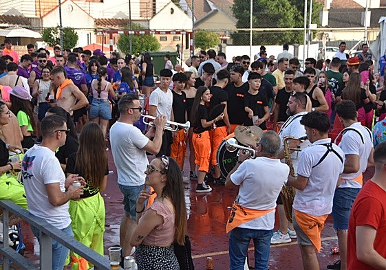 Las peñas disfrutando minutos antes del comienzo del pregón