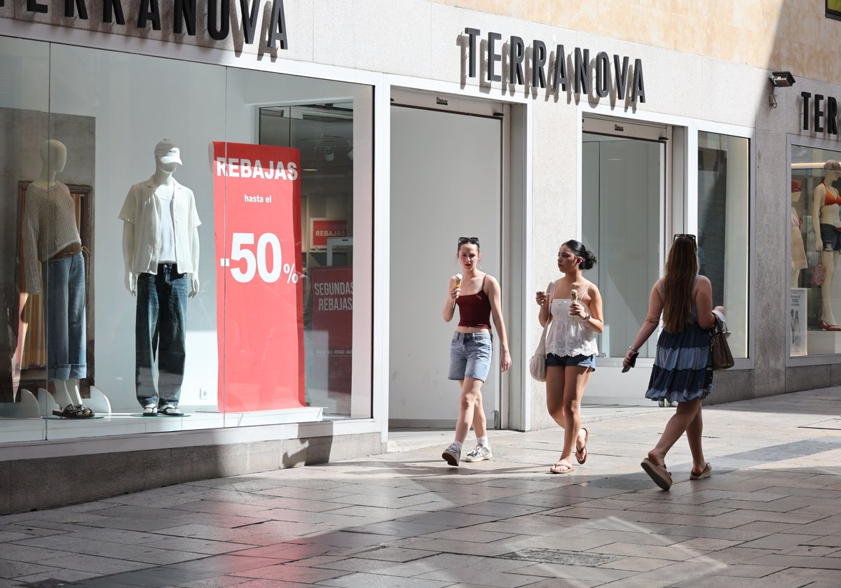 Clientes, paseando por la calle Toro.