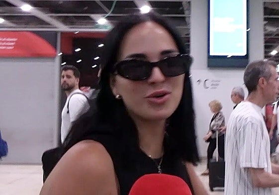 Claudia Bavel atiende a los medios de comunicación.