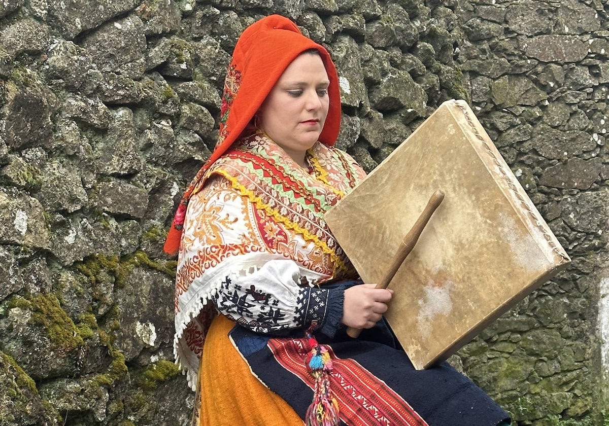 Charra de Peñaparda con el pandero cuadrado