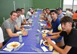 Una mesa llena de comensales en la parrillada de Calvarrasa de Abajo