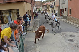 Encierro a caballo por el trazado urbano.