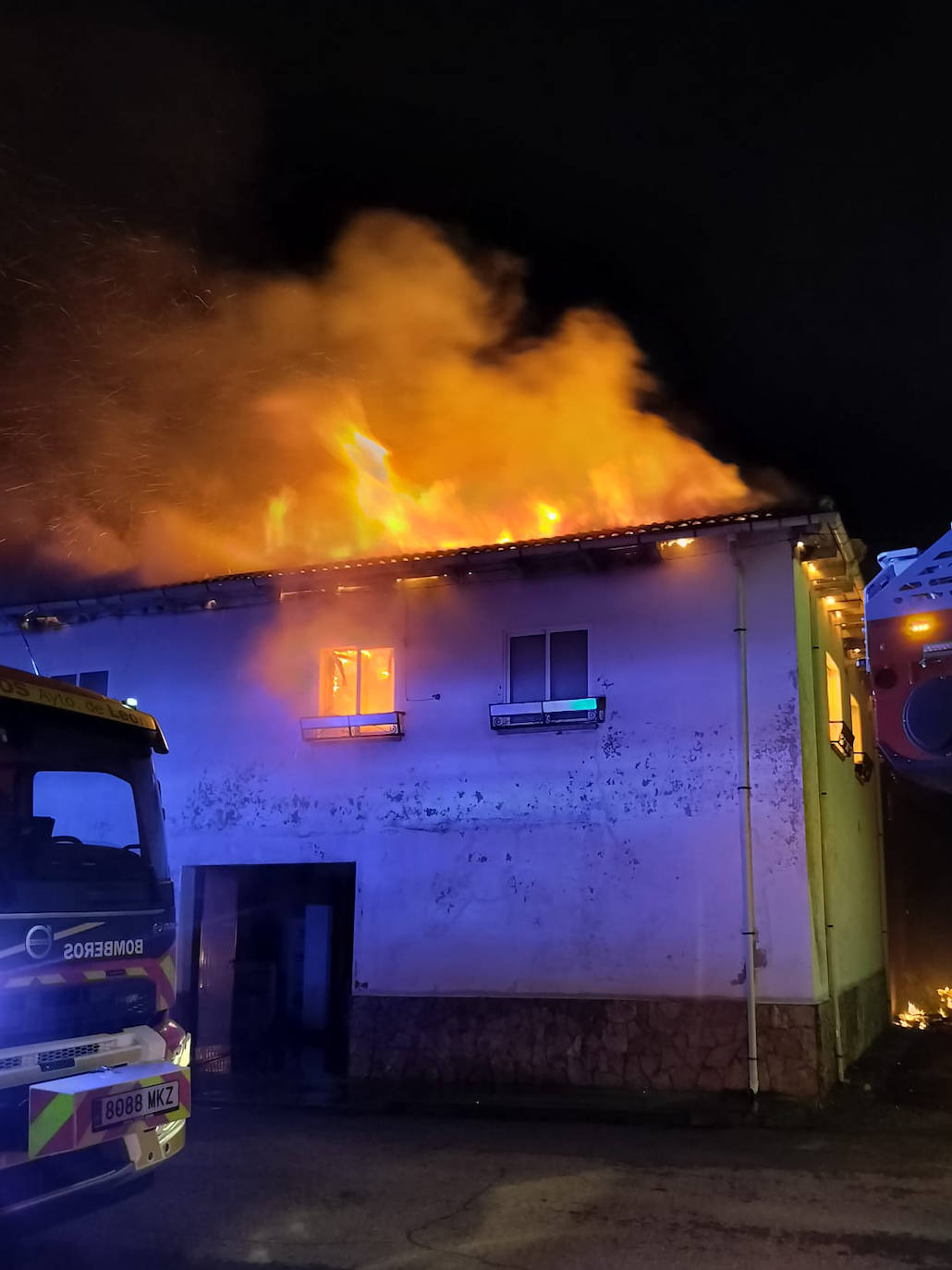 Imagen de la vivienda incendiándose.