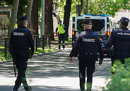 Agentes de la Policía Nacional caminan por un parque de Salamanca.