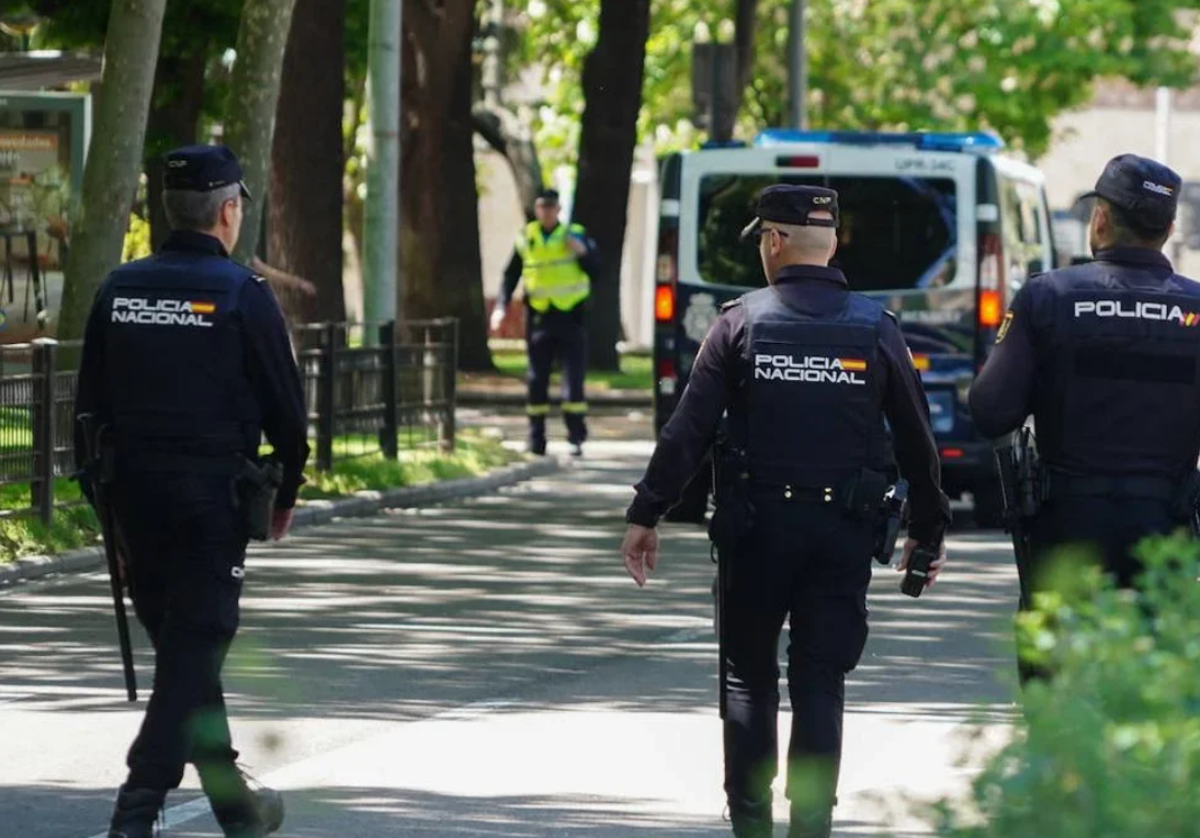Agentes de la Policía Nacional caminan por un parque de Salamanca.