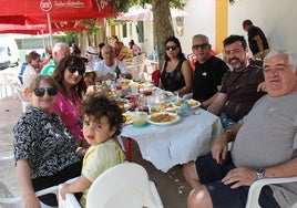 Comensales en las mesas del exterior, disfrutando del día bajo una sombrilla