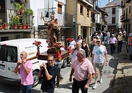 Procesión con la imagen de San Juan por las calles de Puerto