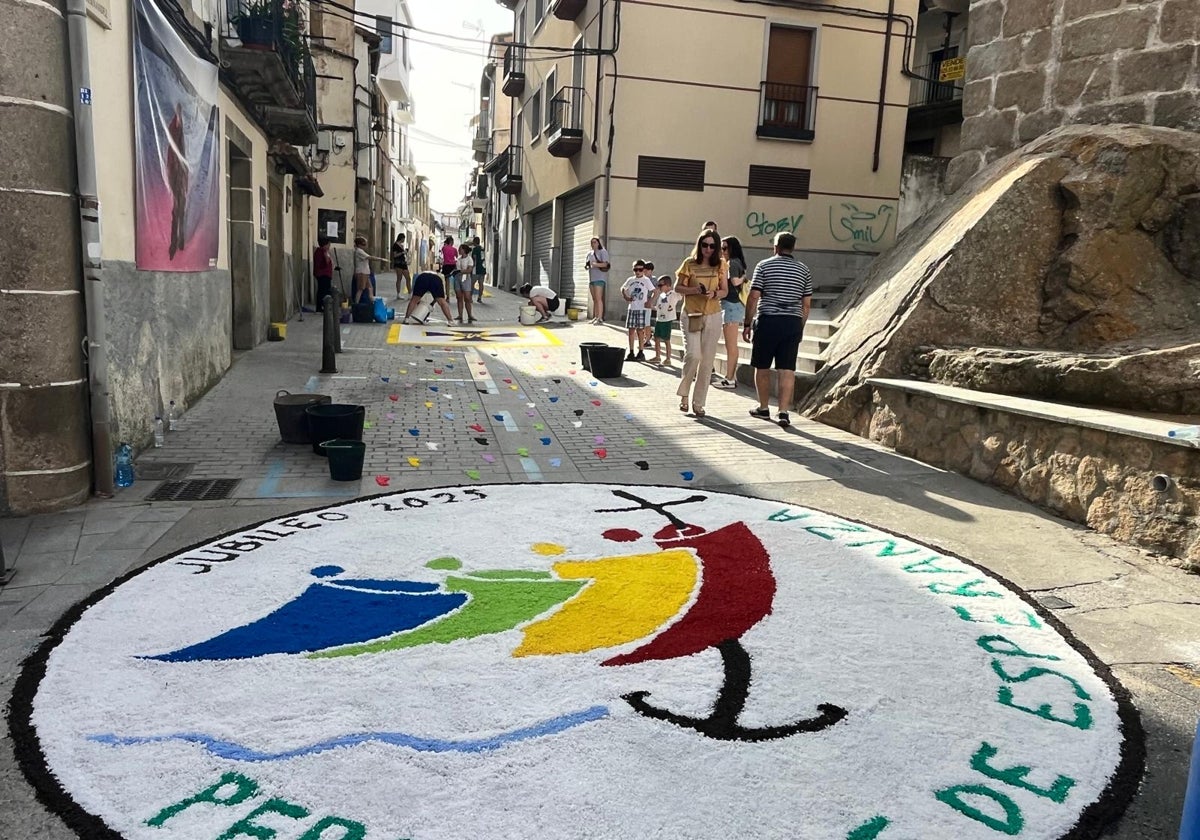 Béjar alfombra sus calles con sal y flores para revivir el Corpus
