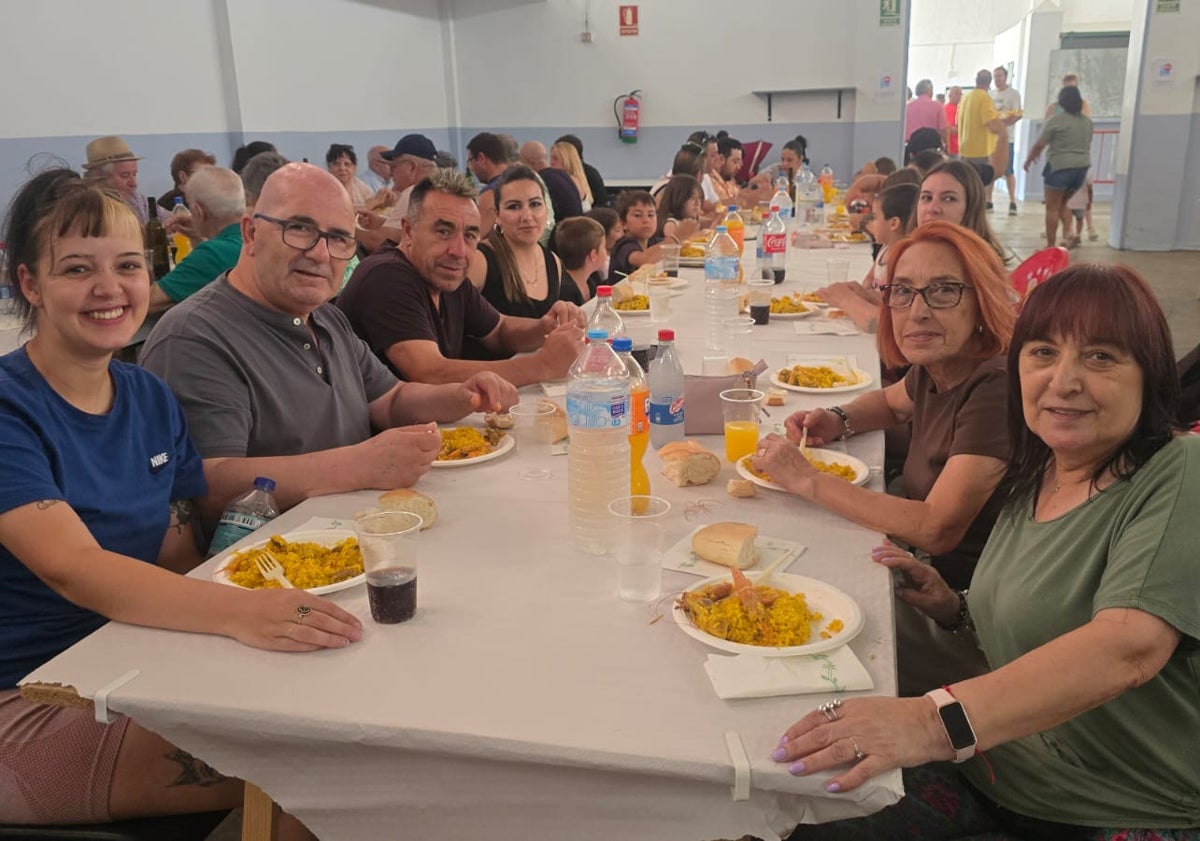 Imagen principal - Paella, música y diversión por San Juan en Vecinos